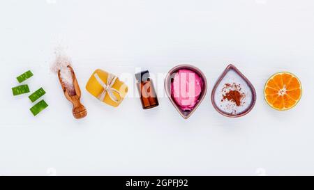 Des soins de la peau et des gommages corporels à base d'ingrédients naturels l'aloe vera, tranche d'orange, sel de l'Himalaya et du savon à base de plantes, des huiles aromatiques sur bois blanc Banque D'Images