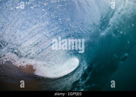 À l'intérieur d'une vague bleue se brisant sur la plage Banque D'Images