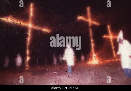 Bastrop Texas USA, 22 août 1982 : le groupe de haine du sud Ku Klux Klan (KKK) organise un rallye nocturne et un feu de croix dans un champ. ©Bob Daemmrich Banque D'Images