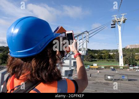 Toulouse, France. 29 septembre 2021. À Toulouse (France), Téléo, le plus grand téléphérique urbain, sera mis en service au premier semestre 2022. Long de 3 km, et pour un budget de 82 millions d'euros, il permettra d'engager la colline de l'hôpital Rangueil, et de faire une jonction transversale de 2 axes principaux de la périphérie urbaine. Visite du site le 29 septembre 2021. Photo de Patrick Batard/ABACAPRESS.COM crédit: Abaca Press/Alay Live News Banque D'Images