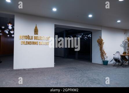 Beyoglu, Istanbul, Turquie - 07.07.2021: Logo de la municipalité de Beyoglu Registre du mariage Bureau et porte d'entrée à Kasimpasa avec grand angle pour l'offic Banque D'Images