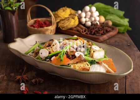 Nouilles sautées aux champignons et au bœuf, un très bon plat Banque D'Images