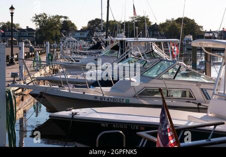 Babylone, New York, États-Unis - 7 septembre 2021 : vue latérale de nombreux bateaux arrimé et amarrés dans une marina de Babylone Village. Banque D'Images