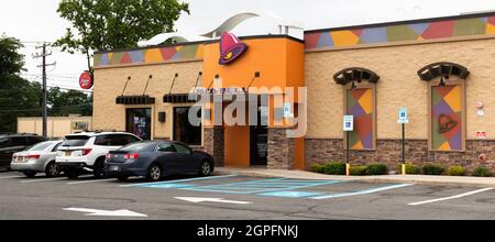 North Babylone, New York, États-Unis - 18 août 2021 : restaurant indépendant Taco Bell avec voitures dans le parking sur une route principale. Banque D'Images