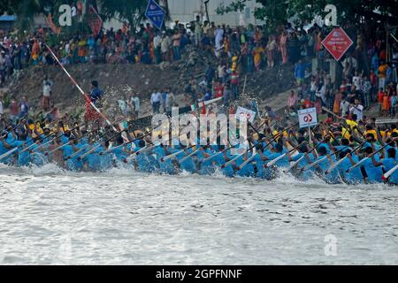 Les spectateurs assistent hier après-midi à une compétition d'aviron colorée sur le fleuve Buriganga, marquant le 75e anniversaire du Premier ministre Sheikh Hasin Banque D'Images