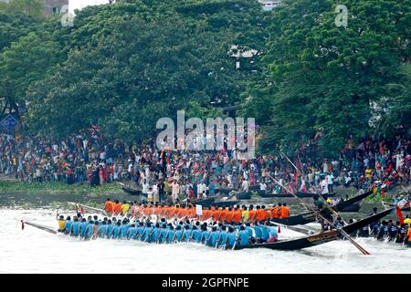 Les spectateurs assistent hier après-midi à une compétition d'aviron colorée sur le fleuve Buriganga, marquant le 75e anniversaire du Premier ministre Sheikh Hasin Banque D'Images