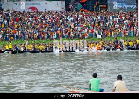 Les spectateurs assistent hier après-midi à une compétition d'aviron colorée sur le fleuve Buriganga, marquant le 75e anniversaire du Premier ministre Sheikh Hasin Banque D'Images