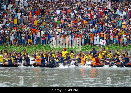 Les spectateurs assistent hier après-midi à une compétition d'aviron colorée sur le fleuve Buriganga, marquant le 75e anniversaire du Premier ministre Sheikh Hasin Banque D'Images