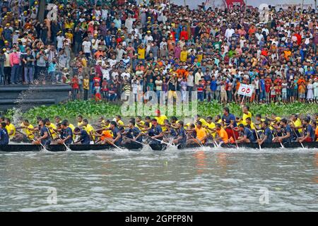 Les spectateurs assistent hier après-midi à une compétition d'aviron colorée sur le fleuve Buriganga, marquant le 75e anniversaire du Premier ministre Sheikh Hasin Banque D'Images