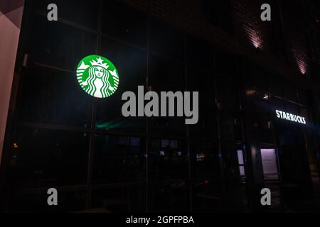 Beyoglu, Istanbul, Turquie - 07.07.2021: Logo et texte de Starbucks sur fenêtre célèbre café dans la région de Karakoy après la fermeture par le personnel pour d Banque D'Images