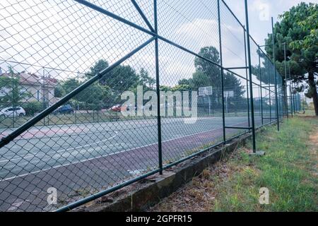 Sariyer, Istanbul, Turquie - 07.14.2021: Vue latérale du terrain de football astro gazon à Arikoy et le filet de but derrière les clôtures en été sport e Banque D'Images