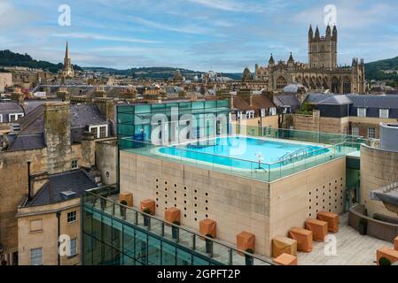 Thermae Bath Spa avec Bath Abbey derrière Banque D'Images