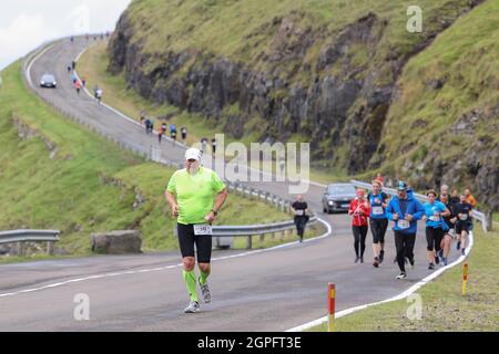 Coureurs participant au semi-marathon de Gasadalur à Sandav‡gur, Vagar Island, Faroe Islands, Europe. Banque D'Images