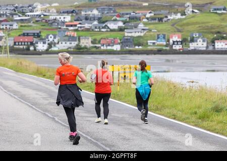 Les coureurs féminins participant au semi-marathon de Gasadalur à Sandav‡gur, l'île de Vagar, les îles Féroé, l'Europe Banque D'Images