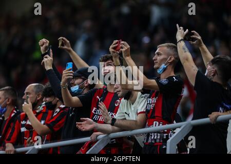 Milan, Italie. 28 septembre 2021. Les fans assistent à l'UEFA Champions League 2021/22 Group Stage - match de football du groupe B entre l'AC Milan et le Club Atletico de Madrid au stade Giuseppe Meazza, Milan.(score final; AC Milan 1 - 2 Atletico Madrid) (photo de Fabrizio Carabelli/SOPA Images/Sipa USA) Credit: SIPA USA/Alay Live News Banque D'Images