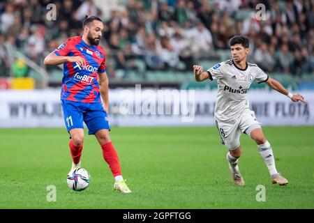 IVI Lopez de Rakow et Andre Martins de Legia en action pendant le PKO polonais Ekstraklasa League match entre Legia Warszawa et Rakow Czestochowa au Maréchal Jozef Pilsudski Legia Warsaw Municipal Stadium.final score; Legia Warszawa 2:3 Rakow Czestochowa. (Photo de Mikolaj Barbanell / SOPA Images / Sipa USA) Banque D'Images