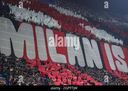 Milan, Italie. 28 septembre 2021. Les fans assistent à l'UEFA Champions League 2021/22 Group Stage - match de football du groupe B entre l'AC Milan et le Club Atletico de Madrid au stade Giuseppe Meazza, Milan.(score final; AC Milan 1 - 2 Atletico Madrid) (photo de Fabrizio Carabelli/SOPA Images/Sipa USA) Credit: SIPA USA/Alay Live News Banque D'Images