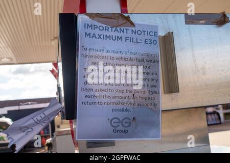 Denham, Royaume-Uni. 29 septembre 2021. Un avis de remplissage maximum de 30 £ par avis client. Seule la boutique était ouverte à la station-service Esso sur la A40 Oxford Road à Denham aujourd'hui, car les réserves de carburant étaient à nouveau sèches. L'achat de panique d'essence et de diesel s'est poursuivi au cours des derniers jours en raison d'une pénurie de conducteurs qui ont livré du carburant à la suite du Brexit et du PandemicCredit Covid-19 : Maureen McLean/Alay Live News Banque D'Images