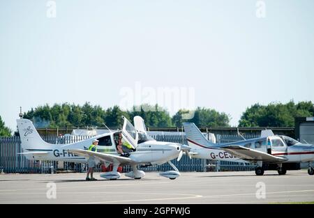 THRUXTOM,HAMPSHIRE/ROYAUME-UNI-JUILLET 17 2021: Les leçons de vol dans les petits Cessna et Piper à moteur unique sont populaires le week-end, en bonne santé Banque D'Images