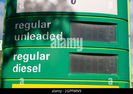 Denham, Royaume-Uni. 29 septembre 2021. Seule la boutique était ouverte à la station-service BP sur la A40 Oxford Road à Denham aujourd'hui, car les réserves de carburant étaient à nouveau sèches. L'achat de panique d'essence et de diesel s'est poursuivi au cours des derniers jours en raison d'une pénurie de conducteurs qui ont livré du carburant à la suite du Brexit et de la pandémie de Covid-19. Crédit : Maureen McLean/Alay Live News Banque D'Images