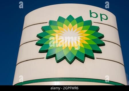 Denham, Royaume-Uni. 29 septembre 2021. Seule la boutique était ouverte à la station-service BP sur la A40 Oxford Road à Denham aujourd'hui, car les réserves de carburant étaient à nouveau sèches. L'achat de panique d'essence et de diesel s'est poursuivi au cours des derniers jours en raison d'une pénurie de conducteurs qui ont livré du carburant à la suite du Brexit et de la pandémie de Covid-19. Crédit : Maureen McLean/Alay Live News Banque D'Images