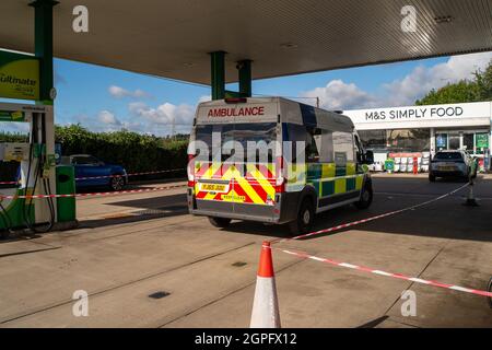 Denham, Royaume-Uni. 29 septembre 2021. Aucun carburant n'était disponible aujourd'hui pour faire le plein d'une ambulance. Seule la boutique était ouverte à la station-service BP sur la A40 Oxford Road à Denham aujourd'hui, car les réserves de carburant étaient à nouveau sèches. L'achat de panique d'essence et de diesel s'est poursuivi au cours des derniers jours en raison d'une pénurie de conducteurs qui ont livré du carburant à la suite du Brexit et de la pandémie de Covid-19. Crédit : Maureen McLean/Alay Live News Banque D'Images