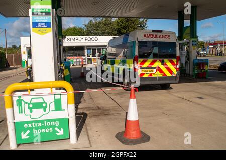 Denham, Royaume-Uni. 29 septembre 2021. Aucun carburant n'était disponible aujourd'hui pour faire le plein d'une ambulance. Seule la boutique était ouverte à la station-service BP sur la A40 Oxford Road à Denham aujourd'hui, car les réserves de carburant étaient à nouveau sèches. L'achat de panique d'essence et de diesel s'est poursuivi au cours des derniers jours en raison d'une pénurie de conducteurs qui ont livré du carburant à la suite du Brexit et de la pandémie de Covid-19. Crédit : Maureen McLean/Alay Live News Banque D'Images