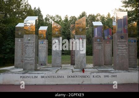 CROATIE, Pakrac, après-guerre de la guerre entre serbes et croates 1991-95, mémorial des soldats croates tués / KROATIEN, Pakrac, Kriegsfolgen des Balkankrieges zwischen Serben und Kroaten 1991-95, Kroatisches Kriegsdenkmal für gefallene Soldaten Banque D'Images