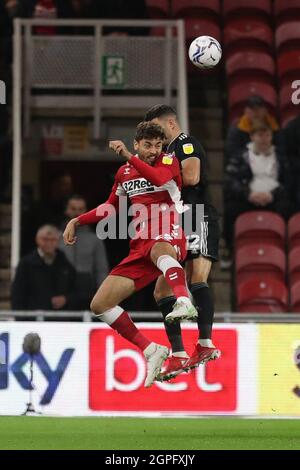 MIDDLESBROUGH, ROYAUME-UNI. 28 SEPT Matt Crooksrugud de Middlesbrough en compétition avec John Egan de Sheffield United lors du match de championnat Sky Bet entre Middlesbrough et Sheffield United au stade Riverside, à Middlesbrough, le mardi 28 septembre 2021. (Credit: Mark Fletcher | MI News) Credit: MI News & Sport /Alay Live News Banque D'Images