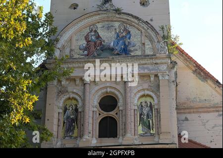 CROATIE, Pakrac, après-guerre de la guerre entre serbes et croates 1991-95, détruit l'église orthodoxe serbe / KROATIEN, Pakrac, Kriegsschäden des Balkankrieges zwischen Serben und Kroaten 1991-95, Pakrac blieb während der Zeit des Kroatiriegs in krompatisaheats zwischen und Kroaten und HART wurwähstadt. Zästerstätte Fassade der Serbisch-orthodoxe Dreifaltigkeitskirche Banque D'Images