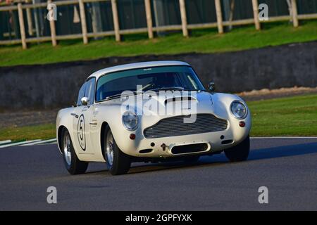 Adrian Willmott, Tom Alexander, Aston Martin DB4GT, Stirling Moss Memorial Trophy, avec des voitures GT à cockpit fermé qui ont couru avant 1963, une heure Banque D'Images