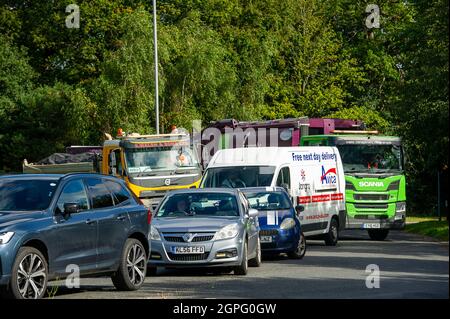 Denham, Buckinghamshire, Royaume-Uni. 29 septembre 2021. Les automobilistes font la queue pour le carburant à la station-service Esso sur Uxbridge Road et bloquent un rond-point. L'achat de panique d'essence et de diesel s'est poursuivi au cours des derniers jours en raison d'une pénurie de conducteurs qui ont livré du carburant à la suite du Brexit et de la pandémie de Covid-19. Crédit : Maureen McLean/Alay Live News Banque D'Images