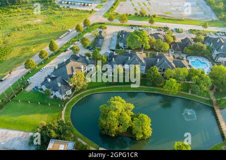 Vue aérienne de Houston, Texas, États-Unis. Appartement typique sur plusieurs niveaux avec étang, entouré d'un jardin verdoyant Banque D'Images