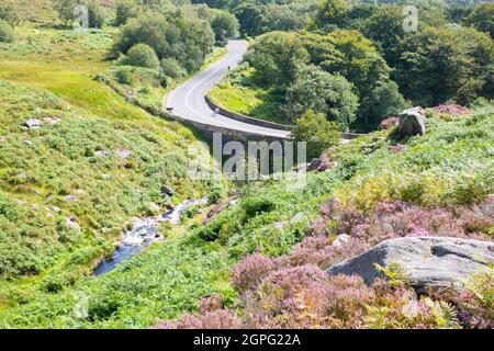 Derbyshire Royaume-Uni – 20 août 2020 : Moor d'Hathersage pittoresque – surplombant Burbage Brook et la route d'Hathersage A6187 au coin de l'embouchure de Toads, Peak District Banque D'Images