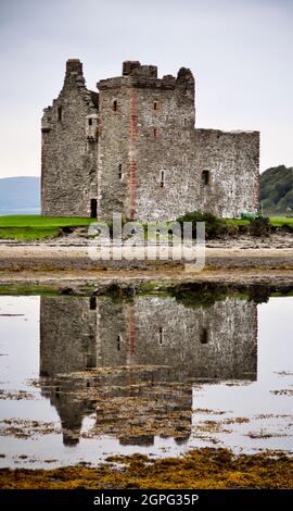 Le château de Lochranza se reflète dans le Loch Ranza Banque D'Images