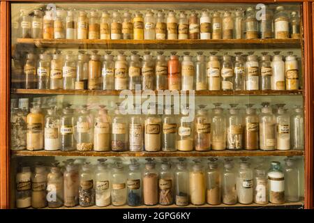 Fairplay, CO - 10 juillet 2021 : ancien magasin général rempli de médicaments d'époque au musée de South Park City Banque D'Images