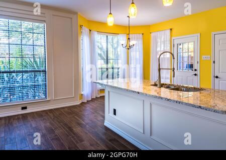 Cuisine moderne dans une maison texane avec isle Banque D'Images