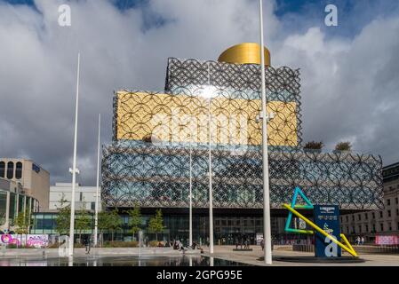 L'horloge de Longines compte à rebours des heures et des jours des Jeux du Commonwealth 2022 en face de la Bibliothèque de Birmingham, place du Centenaire Banque D'Images