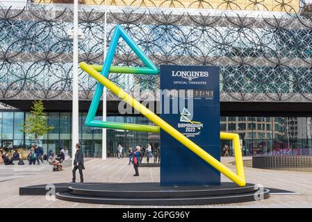 L'horloge de Longines compte à rebours des heures et des jours des Jeux du Commonwealth 2022 en face de la Bibliothèque de Birmingham, place du Centenaire Banque D'Images