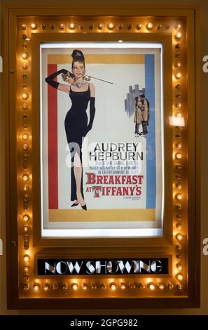 Petit-déjeuner au poster du film Tiffany qui se trouve maintenant à l'extérieur du théâtre NYC Banque D'Images