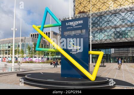 L'horloge de Longines compte à rebours des heures et des jours des Jeux du Commonwealth 2022 en face de la Bibliothèque de Birmingham, place du Centenaire Banque D'Images