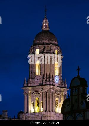Clocher illuminé à la Basilique de la Cathédrale de nuit, Malaga, Andalousie, Espagne Banque D'Images