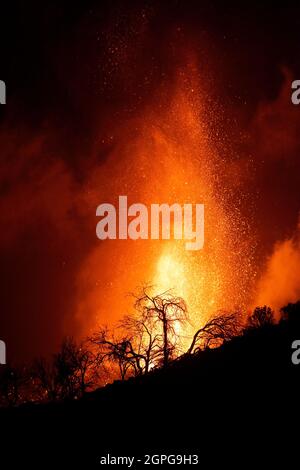 Madrid. 23 septembre 2021. Photo prise le 23 septembre 2021 montre la scène de l'éruption volcanique du volcan Cumbre Vieja à la Palma, Espagne. Crédit: Oriol Alamany/Xinhua/Alamony Live News Banque D'Images