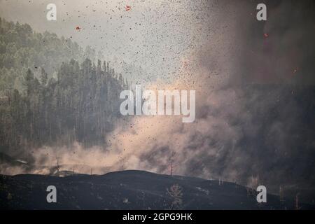 Madrid. 23 septembre 2021. Photo prise le 23 septembre 2021 montre la scène de l'éruption volcanique du volcan Cumbre Vieja à la Palma, Espagne. Crédit: Oriol Alamany/Xinhua/Alamony Live News Banque D'Images