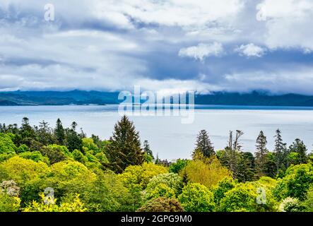 Vue sur Sound of Sleat jusqu'au continent depuis l'île de Skye le jour nuageux, Inner Hebrides, Écosse, Royaume-Uni Banque D'Images