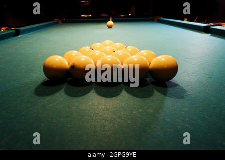 des boules de billard sont configurées pour le premier mouvement du joueur. Banque D'Images