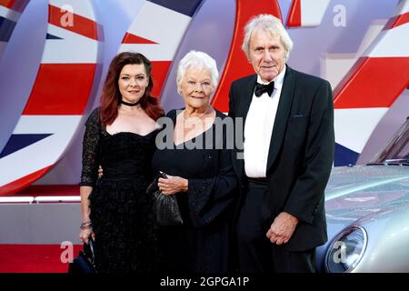 Finty Williams (à gauche) et Dame Judi Dench participant à la première mondiale de No Time To Die, au Royal Albert Hall de Londres. Date de la photo: Mardi 28 septembre 2021. Banque D'Images