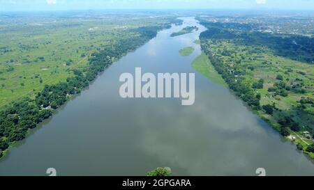 Vue aérienne du Nil blanc qui traverse Juba, Soudan du Sud. Banque D'Images