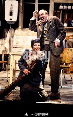 Felicity Palmer (la mère), Norman Bailey (le Père) à HANSEL ET GRETEL à l'Opéra national anglais (ENO), London Coliseum, Londres WC2 12/1989 musique: Englebert Humperdink libretto: Adelheid Wette après les Frères Grimm chef d'orchestre: Mark Elder design: Stefanos Lazaridis directeur: David Pountney Banque D'Images