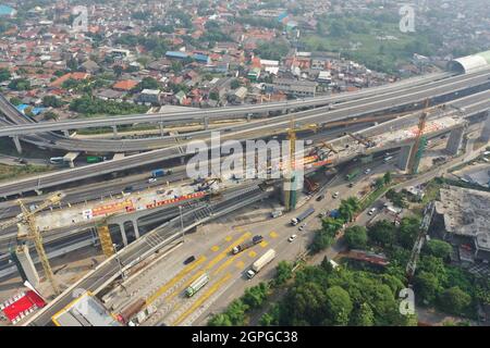 Bekasi. 29 septembre 2021. Photo prise le 29 septembre 2021 montre le site de construction du dernier faisceau continu sur le pont no 2 super grand du chemin de fer à grande vitesse Jakarta-Bandung (HSR) à Bekasi, province de Java Ouest, Indonésie. Le dernier faisceau continu sur le pont no 2 super grand du HSR Jakarta-Bandung a été fermé avec succès mercredi, marquant l'achèvement de la construction des 24 faisceaux continus sur le pont, a déclaré l'exploitant du chemin de fer. Credit: Xinhua/Alay Live News Banque D'Images